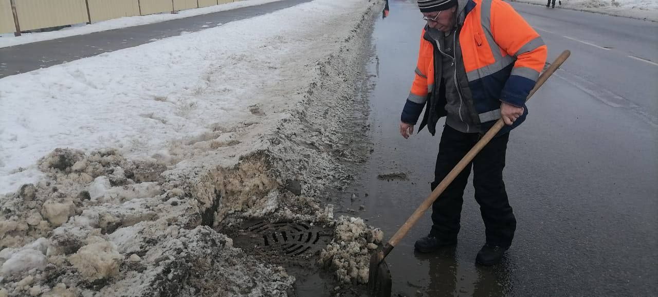 Пришедшая весна вносит коррективы в работу коммунальных служб. Таяние снега вместе с дождём приводит к скоплению воды на некоторых территориях города. На борьбу с этой проблемой ежедневно выходят рабочие Дирекции городского хозяйства.   Сегодня на линии - три единицы спецтехники. Отработали улицы Куйбышева, Шацкую, Чичканова, Мичуринскую, Бабарыкина, Счастливую в Первомайском. Сейчас машины откачивают талые воды в районе МЖК.  Кроме того, рабочие проверяют ливневые решетки и дождеприемные колодцы. При необходимости прочищают их. Среди адресов, которые сегодня были в работе: Астраханская, 189; Магистральная, 45; Бастионная, 23; Володарского, 20; Уборевича, 7.  По поручению главы администрации Тамбова Максима Косенкова городские службы усилили мониторинг обращений жителей по подтоплениям.   Если где-то ситуация сложная и требуется оперативное вмешательство, горожане могут обратиться в диспетчерскую Дирекции городских дорог по телефону 53-27-92 и оставить заявку.