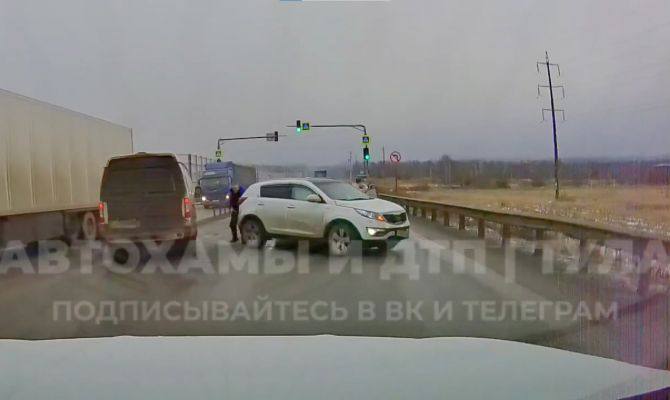 В ДТП у онкологического центра в Туле пострадали два человека.  Днем 28 декабря в Туле случилось очередное ДТП у онкологического центра.  По данным региональной Госавтоинспекции, в 11:45 на Калужском шоссе столкнулись Kia под управлением 28-летнего мужчины и Lifan, за рулем которой находилась 40-летняя женщина.  В ДТП пострадала женщина-водитель Lifan и ее пассажир — 51-летний мужчина. Обоим оказали медицинскую помощь на месте происшествия, после чего отпустили.  Источник Тула пресса