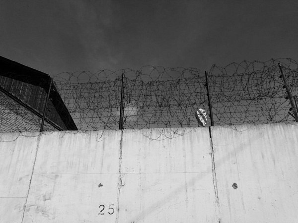 В Улан Удэ чиновнику дали 9 5 лет колонии за крупные взятки Суд вынес приговор бывшему начальнику инженерно технической группы МКУ Хозяйственно эксплуатационной группы комитета по образованию Улан Удэ В 2023 и 2024 годах осужденный получил от руководителей коммерческих организаций взятки 450 тысяч рублей и 640 тысяч рублей За эти деньги он помогал в заключении договоров с учебными заведениями на монтаж систем доступа и эвакуации граждан Кроме приличного срока ему выписали штраф в 3 млн рублей и лишили права заниматься определённой деятельностью в течении шести лет