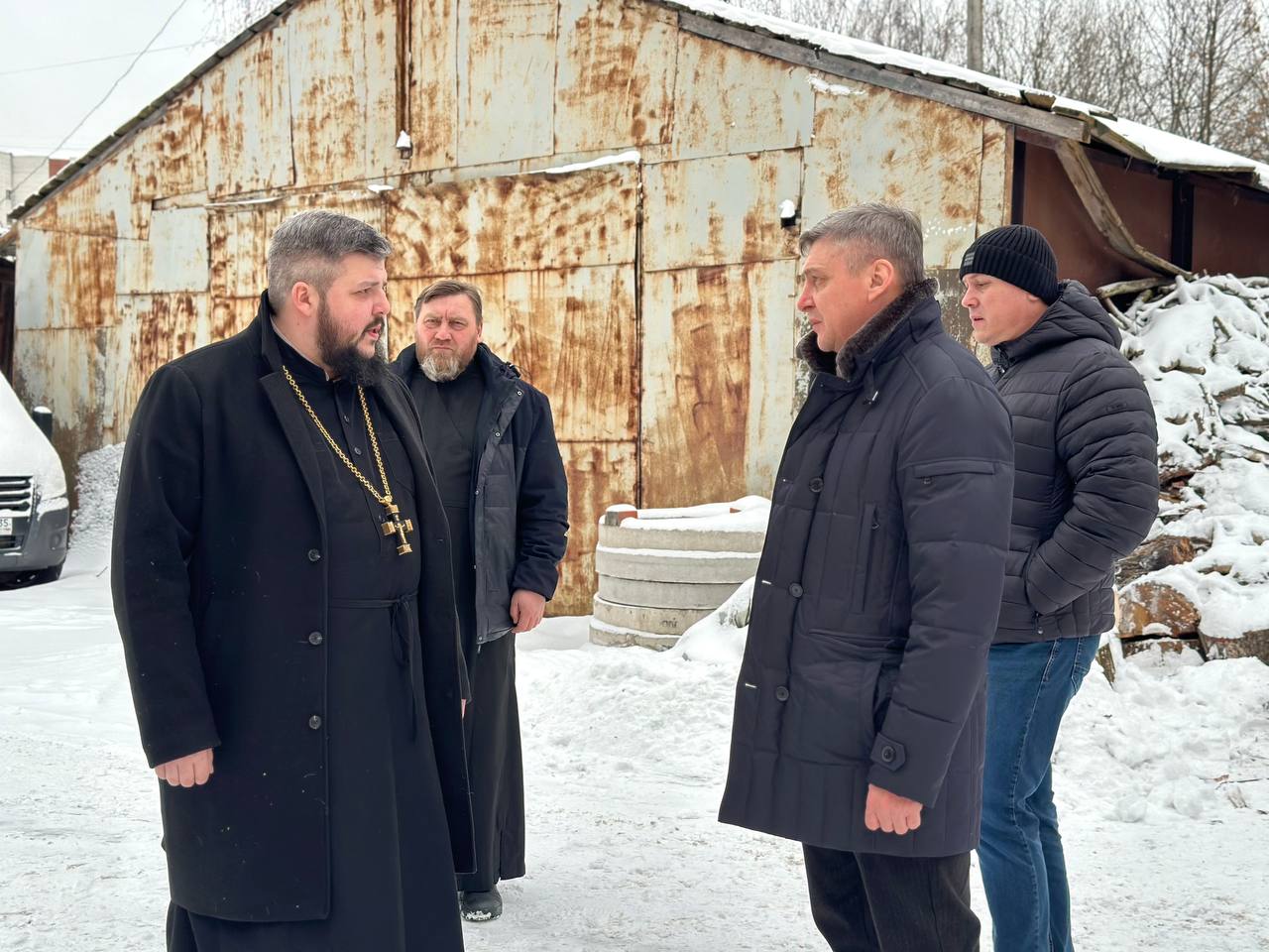 Посетил сегодня возрождаемые храмы Вологды   Несмотря на зимний сезон, ремонтно-восстановительные работы на объектах продолжаются в соответствии с графиками без отставаний.    Владимирская церковь  Внутри храма полным ходом идут штукатурные работы. Сейчас специалисты трудятся над оштукатуриванием стен в четверике, а снаружи очищают фасады от старой краски и штукатурки. Так они готовят к стены к выполнению работ в теплое время года.     На сегодня выполнены работы по реставрации и золочению креста с купола храма. Золотые звезды для купола также готовы.