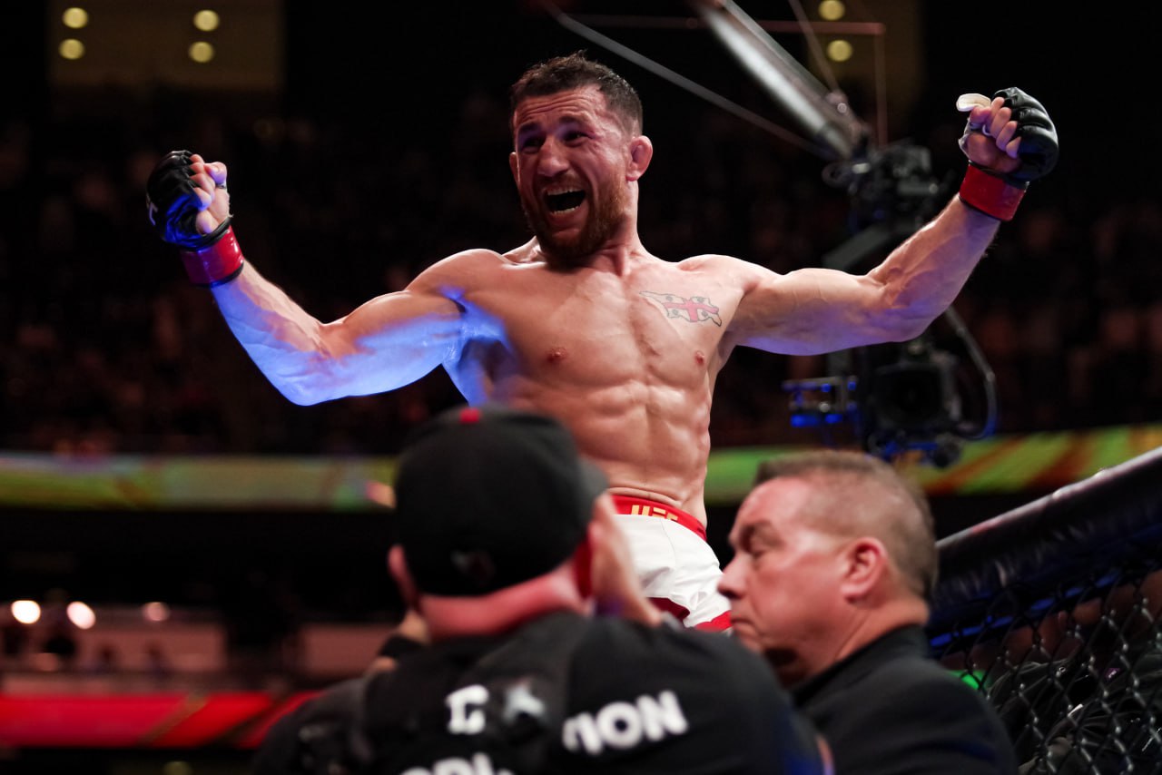 Глава UFC допустил реванш Двалишвили и Умара Нурмагомедова Дэйна Уайт назвал интересной идею повторного поединка между чемпионом в легчайшем весе Мерабом Двалишвили и российским бойцом Умаром Нурмагомедовым. Двалишвили в ночь на 8 июня второй раз защитил пояс, досрочно победив американца Шона О Мэлли удушающим приемом. В январе грузин победил Нурмагомедова единогласным решением судей. «Его Двалишвили наследие будет еще лучше, если он пройдет всех дважды», — сказал Уайт. На вопрос о том, может ли реванш с Нурмагомедовым состояться до планируемого боя грузина с американцем Кори Сэндхагеном, глава промоушена ответил отрицательно. Global Look Press Подписаться на «РБК Спорт»