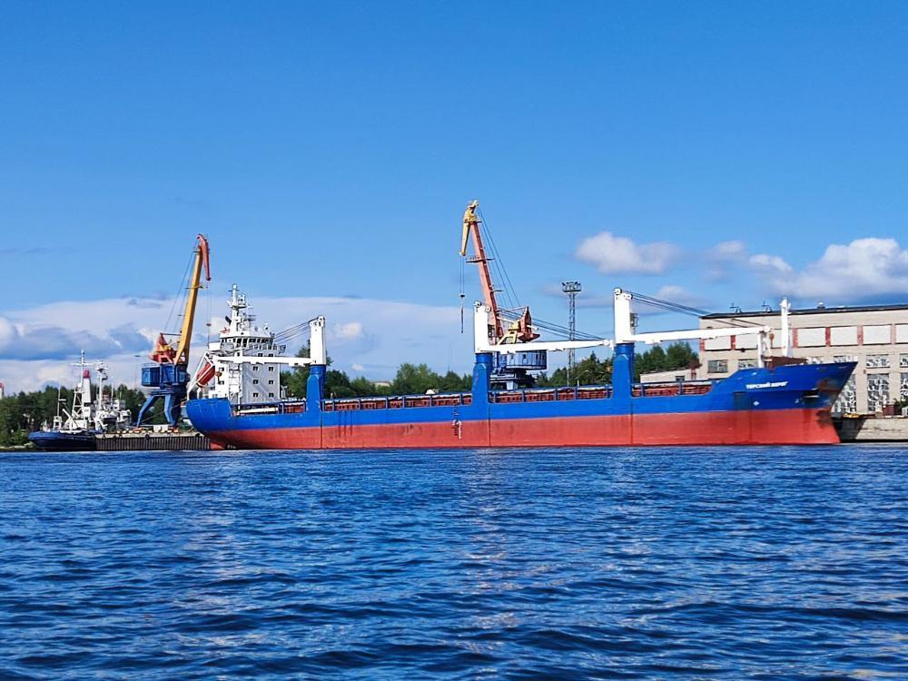 Правительство Поморья в Архангельской области 269 организаций имеют статус резидентов Арктической зоны РФ Новые проекты резидентов разнообразны это строительство жилья оказание различных услуг туризм транспорт и логистика Статус резидента Арктической зоны Российской Федерации предоставляет бизнесу целый ряд преимуществ На региональном уровне доступны льготы по налогу на прибыль первые пять лет с момента получения первой прибыли будет применяться ставка 5 последующие пять лет 10 Кроме того для резидентов снижены ставки по налогу на имущество организаций первые пять лет 0 1 последующие пять лет 1 1 Для резидентов АЗРФ работающих по упрощенной системе налогообложения также установлены пониженные ставки В случае если объектом налогообложения являются доходы ставка будет равна 1 Отдельной важной преференцией для реализации инвестиционного проекта является предоставление земельного участка находящегося в государственной или муниципальной собственности без проведения процедуры торгов Все инвестиционные проекты резидентов АЗРФ находятся на сопровождении специалистов агентства регионального развития центра услуг Мой бизнес Подробнее о преференциальном режиме можно узнать на сайте а также в агентстве по телефону 8 800 100 7000 или по адресу office msp29 ru