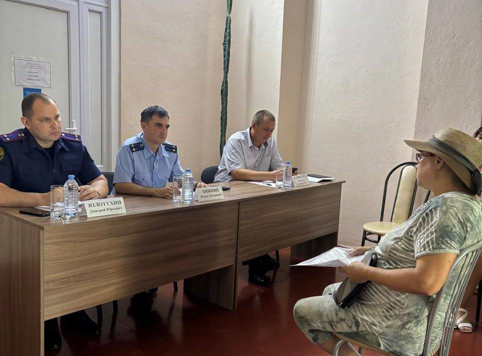 Прокуратурой Приморско-Ахтарского района проведен выездной прием членов семей участников СВО в территориально отдаленном населенном пункте ст. Степной  Прокурор Вадим Хижний провел совместно с  представителями государственных органов, социальным координатором филиала Государственного фонда поддержки участников СВО «Защитники Отечества» по Краснодарскому краю в Приморско-Ахтарском районе Ириной Нестерович выездной прием граждан в территориально отдаленном  населенном пункте в ст. Степной.  На встрече поднимались вопросы, связанные с получением льгот, оказания содействия в решении бытовых вопросов.  Всем обратившимся даны разъяснения действующего законодательства, также приняты обращения, рассмотрение которых поставлено на контроль  прокуратурой района.                        Дополнительно руководством прокуратуры Приморско-Ахтарского района в ст. Степной осуществлен мониторинг хода строительства здания врачебной амбулатории, возводимого в рамках реализации государственной программы Краснодарского края «Развитие здравоохранения».  В результате выезда проведен осмотр текущего состояния объекта, заслушан отчет о ходе строительных работ, возникающих проблемах при строительстве, а также дана оценка исполнению требований законодательства.    Ход строительства социально значимых объектов находится на особом контроле прокуратуры района.