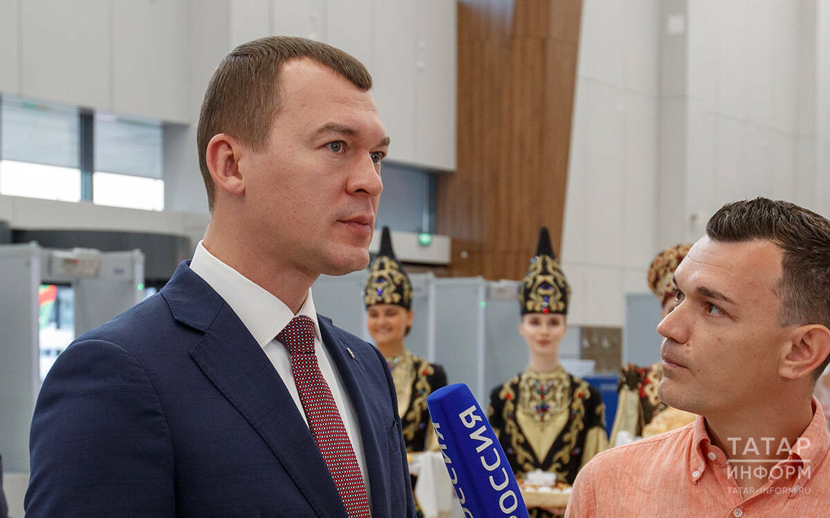 Дегтярев пообещал запретить въезд в РФ спортсменам поменявшим спортивное гражданство Министр спорта России и президент Олимпийского комитета Михаил Дегтярев допустил возможность введения запрета на въезд в страну для спортсменов сменивших спортивное гражданство В эфире передачи Центральный Канал на платформе VK Видео Дегтярев заявил о намерении ужесточить подход к атлетам которые уезжают выступать за другие государства Мы с этим боремся Сейчас ввели нормы я подписал такой приказ даже одного шахматиста лишили звания гроссмейстера за смену гражданства То есть здесь мы их кормим воспитываем тренерами обеспечиваем базами а тут бросил паспорт и уехал сказал министр Читать полностью