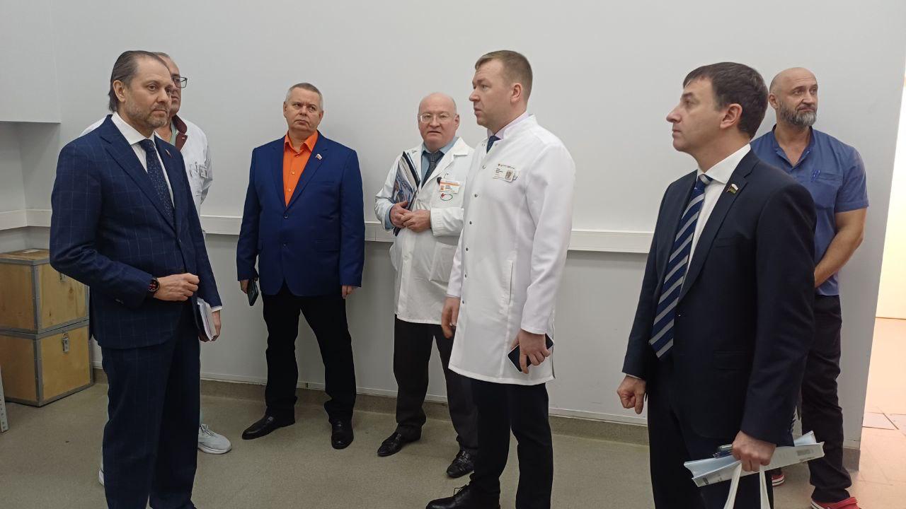 Владимир Сысоев новые технологии спасут жизни в регионах Депутат ЛДПР Владимир Сысоев посетил окружную больницу в Ханты Мансийске Вместе с коллегами парламентарий обсудил как сделать медицинскую помощь в регионе доступнее и эффективнее Это оборудование настоящий спасатель жизней Мы очень рады что оно снова в строю отметил Владимир Сысоев комментируя возобновление работы высокотехнологичного аппарата Гамма нож Депутат добавил что ЛДПР запустила сбор предложений от жителей по всей стране эти инициативы станут основой новой партийной программы