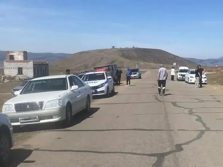 В Бурятии пьяная водительница иномарки насмерть сбила 66 летнюю женщину В Бурятии накануне днем около села Тапхар Иволгинский район вблизи Улан Удэ 25 летняя водитель Тойоты Авенсис наехала на 66 летнюю женщину которая от травм погибла на месте происшествия сообщили в республиканской ГАИ Водительница сбежала с места ДТП чуть позже ее задержали сотрудники полиции Оказалось что девушка была пьяна и за последний год дважды задерживалась автоинспекторами за езду в нетрезвом виде По факту смертельной аварии проводится проверка МК в Бурятии ulan mk ru
