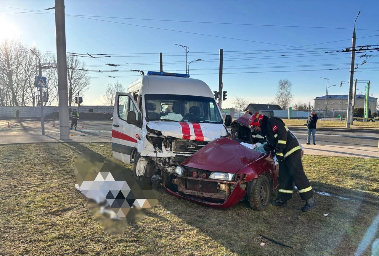 Смертельное ДТП в #Гродно: скорая сбила легковушку  Около 8:30 утра на перекрёстке улиц Курчатова и Гаспадарчая столкнулись автомобили скорой медицинской помощи и иномарка.   67-летний водитель микроавтобуса «МАЗ» двигался по улице Курчатова со стороны улицы Дзержинского. Предположительно, он выехал на перекресток на запрещающий сигнал светофора, в результате чего допустил столкновение с автомобилем «Nissan», который ехал по улице Гаспадарчая.  В аварии погибла 19-летняя девушка-водитель легковушки.    YouTube  поддержать канал на