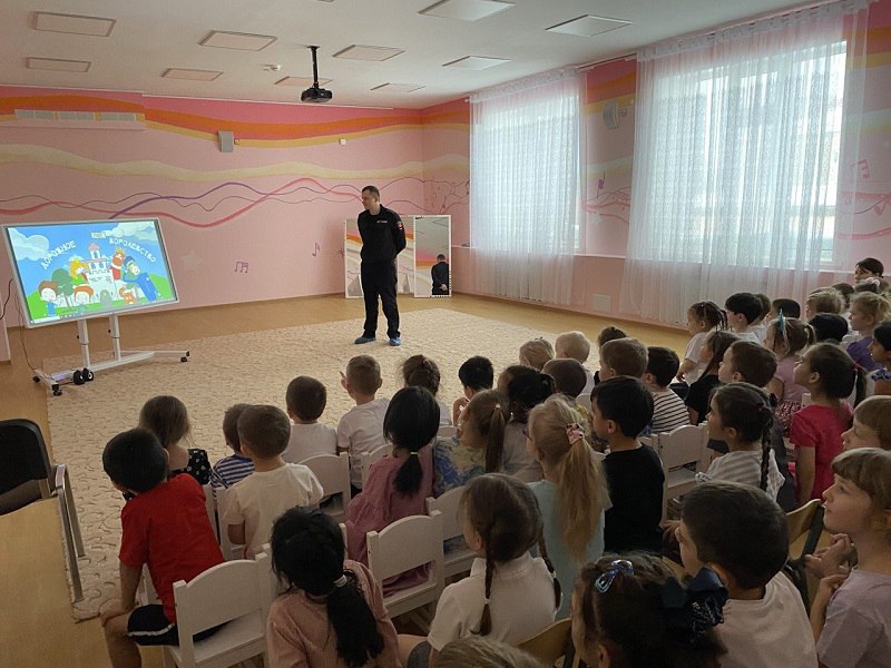 ‍ В Ноябрьске автоинспекторы провели урок дорожной безопасности в детском саду.  Сотрудники Госавтоинспекции напомнили воспитанникам детского сада «Сказка» Правила дорожного движения, значение сигналов светофора и дорожных знаков. Дошкольникам также рассказали об опасности игр вблизи проезжей части. Закрепили полученный материал малыши просмотром тематических мультфильмов, после чего полицейские ответили на вопросы юных участников дорожного движения.   В Госавтоинспекции напоминают о том, что основной способ формирования навыков поведения на дороге среди юных участников дорожного движения – это наблюдение и подражание взрослым, прежде всего родителям. Поэтому не нарушайте Правила дорожного движения и будьте примером для своих детей!     #мвдроссии #полиция #гибддянао #гибдд #янао #ноябрьск