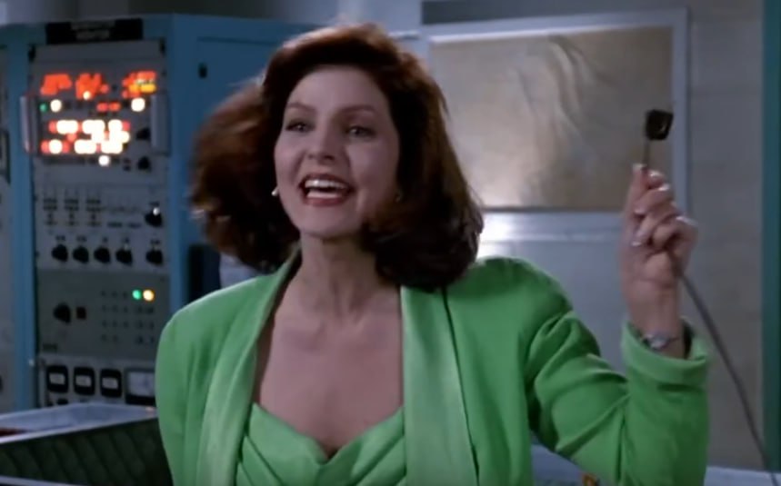 битва пузырей Итак свершилось дни крипты сочтены У криптосообщества почти не осталось времени исследователь Эдвардс предупреждает что квантовые технологии могут взломать защиту Биткоина уже через 2 года он также приводит другие оценки экспертов Сделают квантовый компьютер и он взломает все биткоины все алькоины а также на всякий случай все стейблкоины Ну ладно это будет не прям завтра а через два года И тогда кошельки криптанов опустеют Но зато наполнятся кошельки инвесторов вложивших в квантовые вычисления Вы уже надеюсь поняли что перед нами разворачивается новый хайп Базовые признаки о которых мы неоднократно говорили в предыдущих материалах налицо 1   На сей раз совершенно непонятная обывателю технология полностью таинственная Картинки в интернете поражают воображение При этом совершенно пофиг считает ли что либо квантовый компьютер на самом деле или это просто дизайнерская люстра в стиле хай тек с большим количеством мигающих лампочек Проверить это из числа инвесторов все равно никто не сможет 2   Эксперты в полном ассортименте Правда нет настоящего топ ЛОМа вроде Илона триллиона но он подтянется попозже когда надо будет сломить сопротивление скептиков Я бы предложил добавить в смету на маркетинг фигуристую и симпатичную девушку как в Голом пистолете А то в последнее время на фоне актуальной повесточки на первом плане все больше клизмы какие то Кэти Вуд да Элизабет Холмс С такими квантовые вычисления производить даже как то неприятно