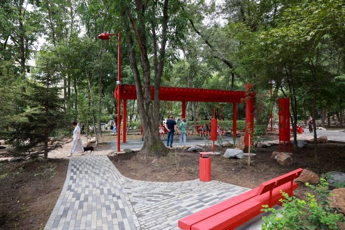 В Приморье продолжается благоустройство общественных пространств по нацпроекту Инфраструктура для жизни В Приморском крае обновляют парки скверы и дворы работа ведётся в рамках национального проекта Инфраструктура для жизни и программ территориального общественного самоуправления ТОС Одним из ключевых проектов этого года стал сквер имени Кутузова во Владивостоке Его благоустройство стало возможным после продления реализации нацпроектов до 2030 года по решению Президента Владимира Путина За обновление территории проголосовали более 20 тысяч жителей благодаря чему сквер вошёл в тройку победителей народного онлайн голосования В торжественном открытии принял участие губернатор Приморья Олег Кожемяко Глава региона отметил что поддержка общественных инициатив в этом напрвлении крае будет только расти На будущий год расширяем программу ТОСов практически в два раза соответствующие средства заложили в региональном бюджете Видим огромную её востребованность у жителей которые хотят облагородить территории проживания Причём это не только создание комфортных пространств но и воспитание детей на таких примерах Такие программы реализуем по всем населённым пунктам нашего края заявил Олег Кожемяко