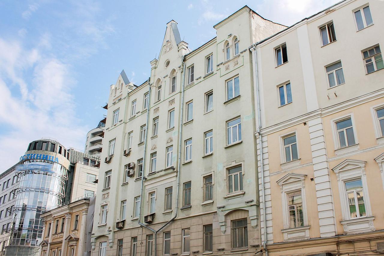 10 домов в стиле эклектики капитально отремонтируют в Москве. Это архитектурное направление, популярное в XIX веке, отличается разнообразием и сложностью форм, поэтому специалисты особое внимание уделят декоративным элементам. Также они обновят фасады, инженерные системы, крыши, лестницы и подъезды. Так, приведут в порядок дома на улицах Воронцово Поле, Новослободской, в Большом Факельном переулке.