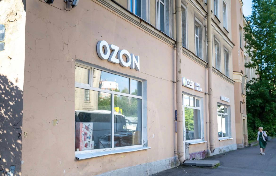 Реестр цифровых платформ планируется запустить до 2 ноября 2026 года В реестр будут включаться цифровые сервисы которые обеспечивают взаимодействие продавцов и покупателей товаров работ и услуг В случае принятия законопроекта он должен вступить в силу с 1 октября 2026 года следует из опубликованного на сайте правительства текста нормативного акта Включение цифровой платформы в реестр будет возможно как по инициативе самой компании так и по заявлению уполномоченного органа Правила ведения реестра посреднических цифровых платформ разработаны Минэкономразвития в связи с принятием нового закона о платформенной экономике При включении платформы в реестр будут учитываться критерии которые установлены законом т е наличие технической возможности размещать карточки товаров и заказы и совершать сделки с оплатой с использованием механизмов платформ заявил представитель министерства Михаил Тихонов Подписаться на ДП в Telegram MAX