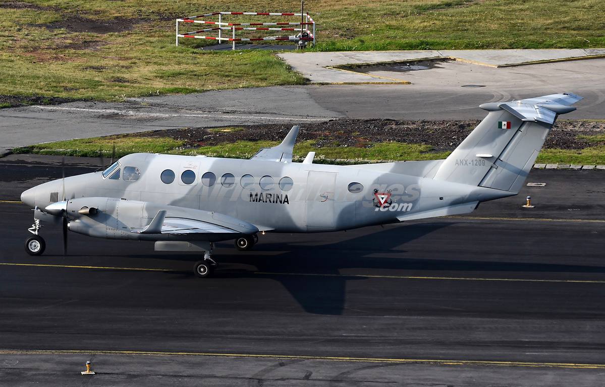 Самолет Beechcraft King Air 350i ВМС Мексики упал в залив Галвестон на юго востоке Техаса при подготовке к посадке в международном аэропорту Шоулз В настоящее время местные власти и Береговая охрана США проводят поисково спасательные работы