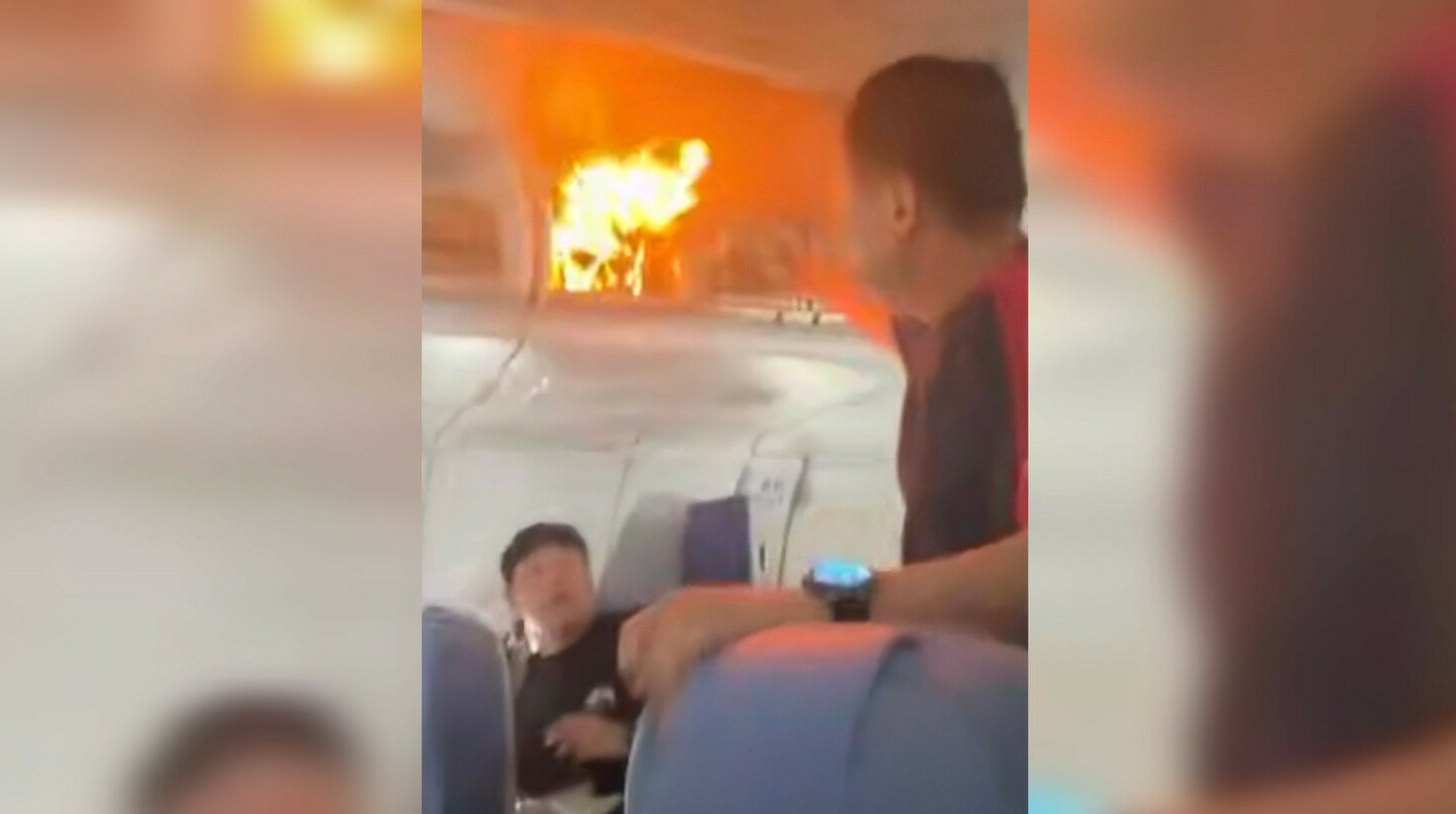 Air China экстренно посадила самолёт из за возгорания в салоне Самолёт Airbus A321 авиакомпании Air China совершил экстренную посадку после возгорания пауэрбанка на борту Огонь удалось потушить силами экипажа передает ArbatMedia Инцидент произошёл во время рейса из китайского Ханчжоу в Сеул На высоте около 10 километров в багажной полке одного из пассажиров загорелось переносное зарядное устройство Из за дыма который начал распространяться по салону экипаж принял решение о немедленной посадке Самолёт направили в аэропорт Шанхай Пудун где он благополучно приземлился Бортпроводники оперативно потушили возгорание с помощью противопожарных средств на борту По данным источников никто из пассажиров и членов экипажа не пострадал Причины возгорания устройства выясняют специалисты Прислать новость