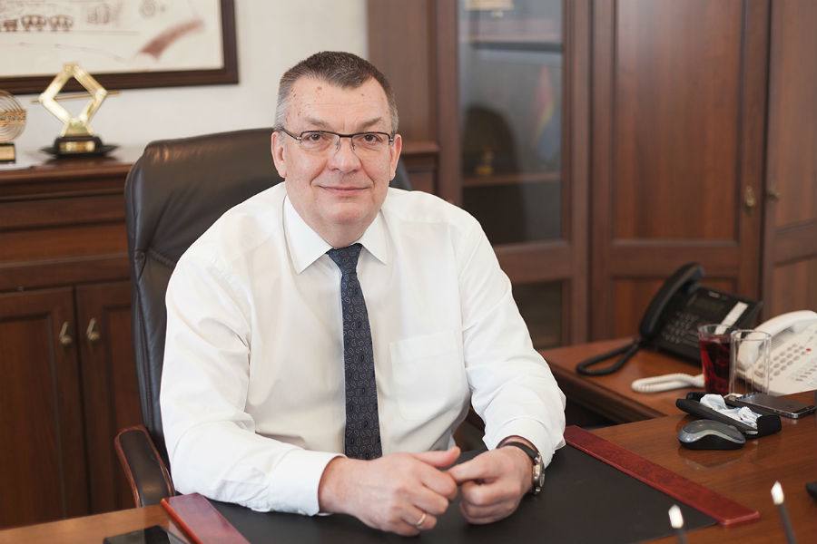 Глава администрации Зеленоградского района Сергей Кошевой обвиняется в денежных махинациях.   Как считает следствие, в 2016 году Кошевой помог знакомому предпринимателю, подписав незаконное разрешение на ввод в эксплуатацию недостроенного здания на улице Приморской. Так приятель чиновника смог купить земельный участок площадью 108 тыс. кв. м., на котором расположен объект, по льготной цене — за 34 млн руб. вместо положенных 247 млн.   В том же 2016 году Кошевой вместе с сыном и приятелем незаконно получили право собственности на земельный участок в посёлке Каменка — тоже по заниженной стоимости. Впоследствии на этой территории продали 25 участков за 10,5 млн рублей.  Против Кошевого возбуждено дело по статьям «Мошенничество» и «Превышение должностных полномочий».    Подписаться   Прислать новости