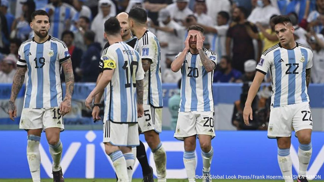 Международная федерация футбола FIFA может отстранить сборную Аргентины от чемпионата мира 2026 Об этом сообщила газета La Nacion Отмечается что федерация может ввести санкции против команды из за коррупционного скандала в Ассоциации футбола Аргентины AFA Глава организации Клаудио Тапиа и несколько его подчиненных подозреваются в незаконном обогащении В данный момент в их отношении ведется расследование В деле также фигурируют имена ряда аргентинских чиновников покровительствовавших футбольным функционерам Чемпионат мира по футболу 2026 года пройдёт с 11 июня по 19 июля в трёх странах Северной Америки США Канаде и Мексике IZ RU в Telegram в MAX