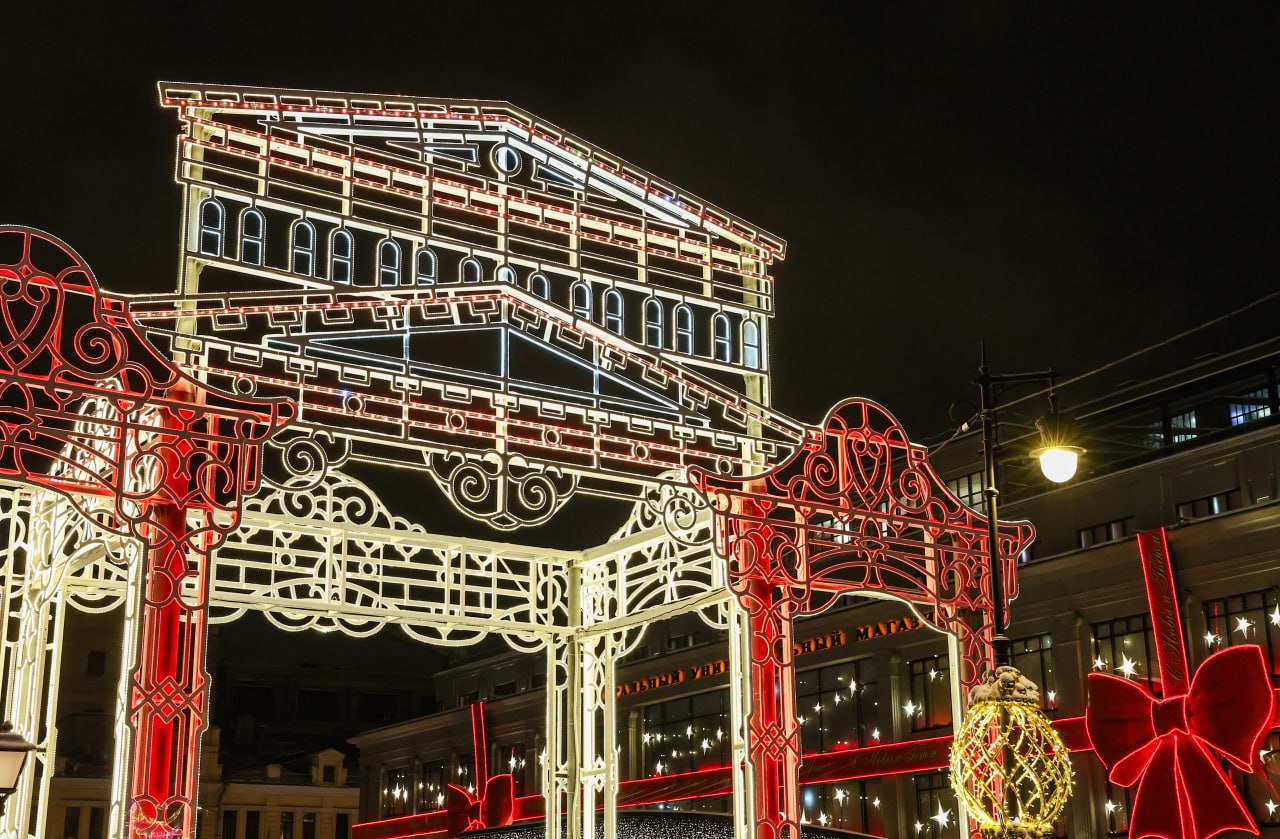 Завершился монтаж новогодней арки на Кузнецком мосту сообщили в комплексе городского хозяйства Москвы Световая конструкция напоминает фасад Большого театра Впервые она была установлена в Москве в 2017 году когда главной темой фестиваля Путешествие в Рождество были театры moscow on air