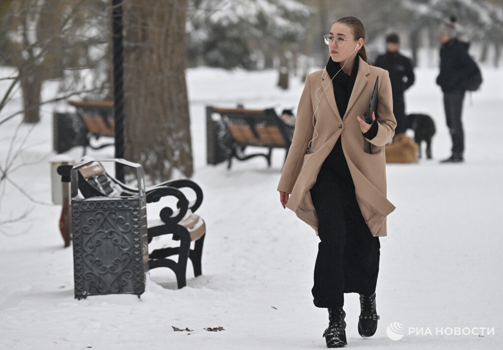 Прогулка зимой без шапки может стать причиной головных болей головокружения и отита рассказали врачи Важно понимать что сам по себе холод не вызывает простудных заболеваний но снижает местный иммунный ответ и создает более благоприятные условия для вирусов пояснили специалисты Подписаться на РИА Новости