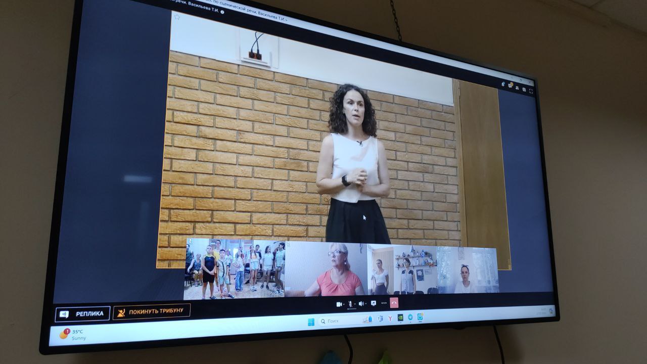 ‼ Ведущие преподаватели легендарного ГИТИСа провели онлайн мастер-класс для бердянцев В ДК "Маяк" успешно завершилась повторная серия онлайн мастер-классов от ведущих преподавателей легендарного ГИТИСа в рамках проекта "История в настоящем: отражение веков". При поддержке Президентского Фонда Культурных Инициатив участники получили уникальную возможность погрузиться в мир театрального искусства, освоив основы актерского мастерства и режиссуры. В ходе мастер-классов ведущие эксперты делились своими знаниями и практическим опытом, проводя интерактивные занятия, которые привлекли участников разного возраста и уровня подготовки. Участники освоили техники выразительной речи, работы с телом и эмоциями, а также получили представление о том, как исторические события и культурные тренды влияют на театральные постановки. Многие отметили, что занятия помогли им развить творческие способности и лучше понять связь между историей и современным театром. Проект продолжит вдохновлять на дальнейшие творческие инициативы. Спасибо всем участникам и организаторам за интерес и активность! - подвела итог мастер-классу директор ДК "Маяк" Вера Рогачева.