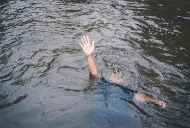 С начала года в Татарстане на воде погибли 19 человек Об этом сообщили в Главном управлении МЧС России по РТ на пресс-конференции в «Татар-информе». По словам начальника отдела безопасности людей на водных объектах Регины Гаязовой, всего зафиксировано 27 происшествий на воде. Это больше, чем за аналогичный период прошлого года — тогда погибло 13 человек. «Основной причиной трагедий стало случайное падение в воду. По этой причине погибли десять человек, включая одного ребенка», — отметила Гаязова. С начала года удалось спасти 17 человек, в том числе троих детей. -24 Отправить новость