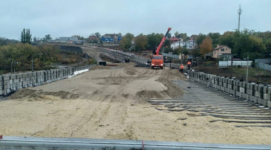 На 2026 год перенесли дату завершения реконструкции улицы Вавилова в Ростове Завершить работы по реконструкции улицы Вавилова планируют до 30 мая 2026 года Сроки перенесли из за корректировки проекта Официальный ответ от министерства транспорта Ростовской области опубликовали в telegram канале Урбанистка Ростов на Дону О том что реконструкция улицы Вавилова затягивается стало известно еще в октябре По контракту завершить работы должны были до конца 2025 года Подрядчик ООО Полюс попросил перенести сроки Планируемое окончание строительства объекта согласно новому графику обозначено 30 05 2026 На сегодняшний день строительная готовность по реализации объекта составляет 64 3 говорится в ответе минтранса Напомним проект должен улучшить транспортную доступность микрорайона Суворовского и разгрузить перекресток с проспектом Королева и улицей Особенной Подпишись на 1Rnd в МАХ Написать в редакцию