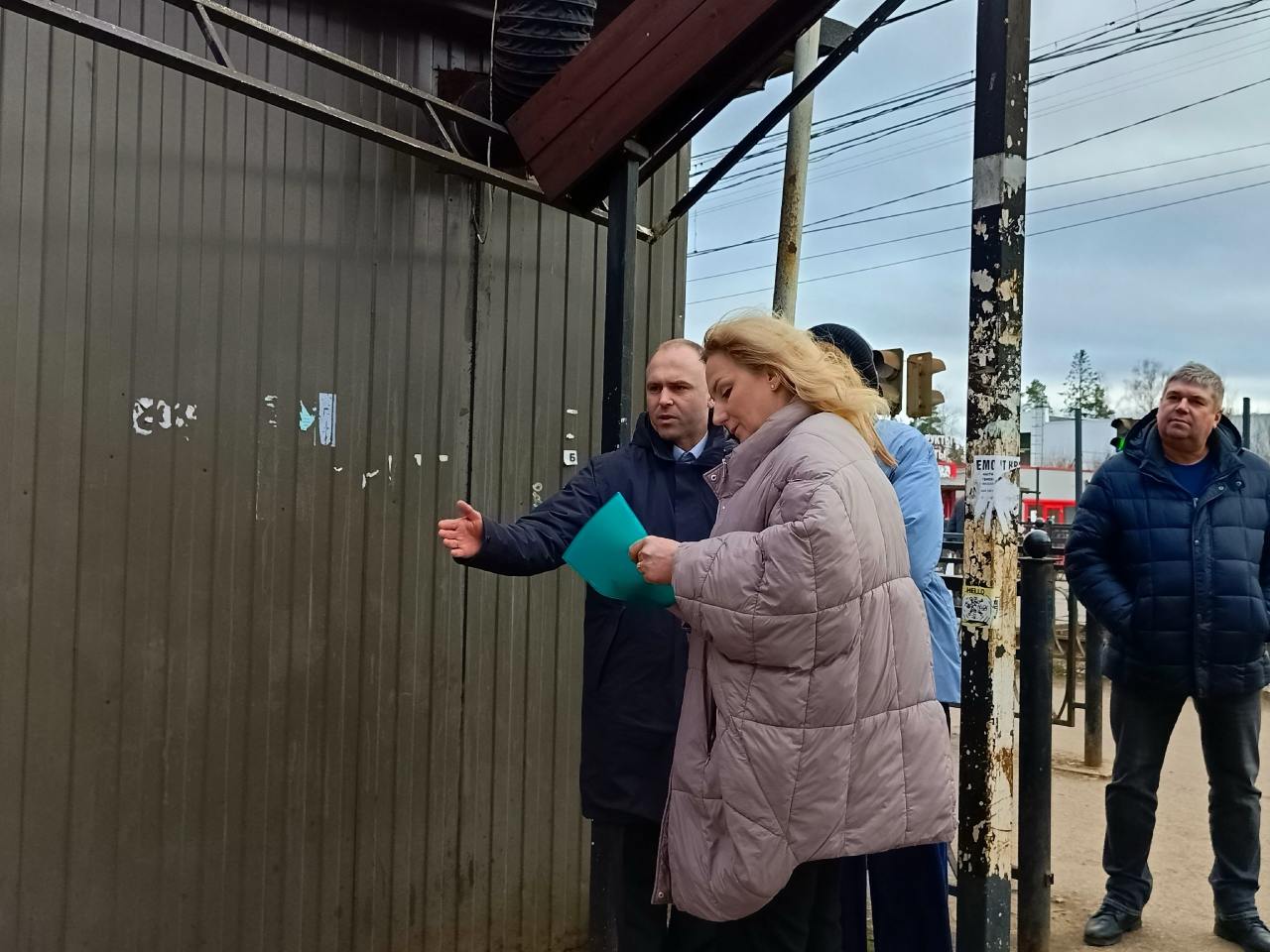 Станцию Всеволожская и музей «Приютино» ждут перемены  Депутат Госдумы Светлана Журова и глава Всеволожска Максим Домрачев вчера провели совещание в пешем формате. Прогулка по городу стартовала в музее-усадьбе «Приютино». С заведующей музеем Ольгой Морозовой обсудили давние планы по реставрации.  «Приютино» имеет огромный культурный и туристический потенциал, и важно провести грамотное восстановление, чтобы усадьба обрела свой первозданный вид. Первым делом нужно выбрать оптимальный вариант реставрации. Решено провести совместное совещание с правительством области и Музейным агентством.  Следующий пункт прогулки — ж/д станция Всеволожская, где к депутатам подключились представители РЖД и сотрудники администрации. Все согласны, что внешний вид станции пора улучшать. В том числе убрать разнокалиберные киоски.  «Я сама, когда жила в районе Бернгардовки, часто добиралась до Петербурга и обратно на электричке. Жители Всеволожска достойны того, чтобы все торговые павильоны, ларьки и места питания выглядели достойно и аккуратно. Думаю, что совместная работа всех уровней власти и взаимодействие с РЖД даст положительный результат»,  — прокомментировала Светлана Журова.  «Вопрос в части благоустройства внешнего вида станции и устранения торговых ларьков стоит остро и ждёт своего разрешения. Решение вопросов и устранение болевых точек — глубокий, нужный и зачастую не быстрый процесс. Но дорогу осилит идущий! Я благодарен каждому, кто помогает созидать и вносит свою лепту в то, чтобы Всеволожск становился лучше и комфортнее»,  — отметил Максим Домрачев.