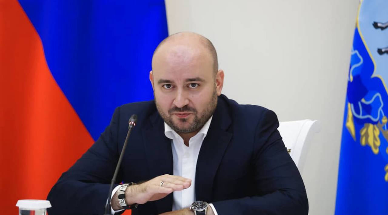 Самарский губернатор сообщил о кадровых перестановках в правительстве региона В понедельник 27 октября на оперативном совещании правительства Самарской области губернатор Вячеслав Федорищев сообщил об очередных кадровых перестановках Вице губернатор Вячеслав Романов теперь будет курировать Самару Замминистра сельского хозяйства и продовольствия региона Ильдар Галиев назначен помощником губернатора по развитию Сызрани и Сызранского района Глава Отрадного Владимир Чихирев переходит на новую должность в правительстве Самарской области став помощником губернатора Его место временно займет Георгий Выводцев в настоящее время возглавляющий администрацию Куйбышевского района kommersant volga