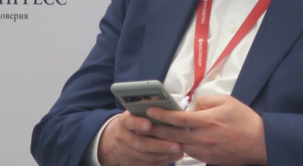 Роскомнадзор заблокирует сервис для изменения голоса Хамовнический районный суд Москвы удовлетворил административный иск о запрете распространения в магазине приложений от Аррle и на её сайте сервиса по изменению голоса абонента при звонке с мобильного телефона Об этом сообщается в телеграм канале судов общей юрисдикции столицы Суд посчитал что потребитель с помощью приложения может осуществлять телефонные звонки с призывами к экстремистской деятельности и ложными сообщениями о террористических актах Решением суда приложение признали информацией запрещенной к распространению в интернете на территории России Дмитрий Матвеев RuHard Подписывайтесь на нас в Max   max ru imaxairu роскомнадзор apple приложения блокировка