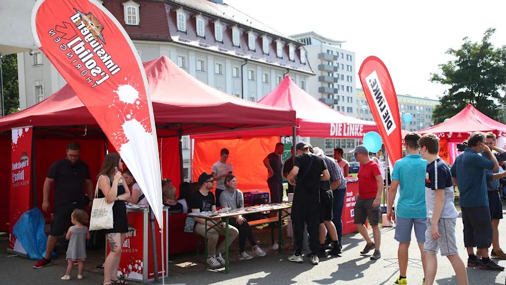 Левые в Баден Вюртемберге начали вести предвыборную кампанию на арабском и турецком языке Левые намерены впервые пройти в ландтаг Баден Вюртемберга на выборах 8 марта в финале кампании они делают ставку на избирателей с миграционным прошлым Лидер партии Ян ван Акен начал публиковать агитационные ролики не только на немецком но и на турецком итальянском греческом боснийском и арабском языках Ван Акен заявил что многие люди даже спустя десятилетия чувствуют что их не замечают а обращение на родном языке это вопрос уважения По его словам даже простое приветствие может стать дверью к сердцам тех кто разочаровался в политике Требование владения немецким на уровне B1 для получения гражданства по его мнению не отменяет важности такого подхода По данным опроса INSA среди избирателей с миграционным прошлым Левые получают 12 поддержки против 10 среди остальных В общих рейтингах партия набирает около 7 что выше пятипроцентного барьера BILD Russian