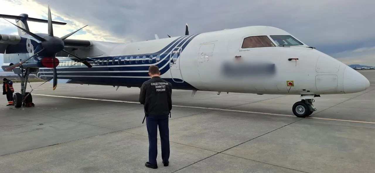На Сахалине следователем СК устанавливаются обстоятельства авиационного инцидента Самолет вылетел из Хабаровска 10 мая в Ноглики но вскоре совершил незапланированную посадку в аэропорту Южно Сахалинска Пострадавших среди 60 пассажиров и членов экипажа нет сообщило Восточное межрегиональное следственное управление на транспорте Воздушное судно De Havilland Canada Dash 8 Q400 в связи с возникшей неисправностью совершило аварийную посадку в аэропорту Южно Сахалинска имени Антона Чехова говорится в сообщении ведомства Читайте меня в MAX   max ru bloodysx