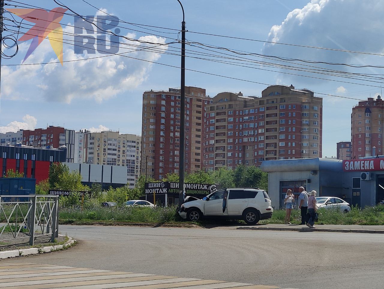 Возле ТРЦ "Новый мир" в Оренбурге иномарка протаранила столб Есть ли пострадавшие – неизвестно. Официальной информации о ДТП пока не поступало.