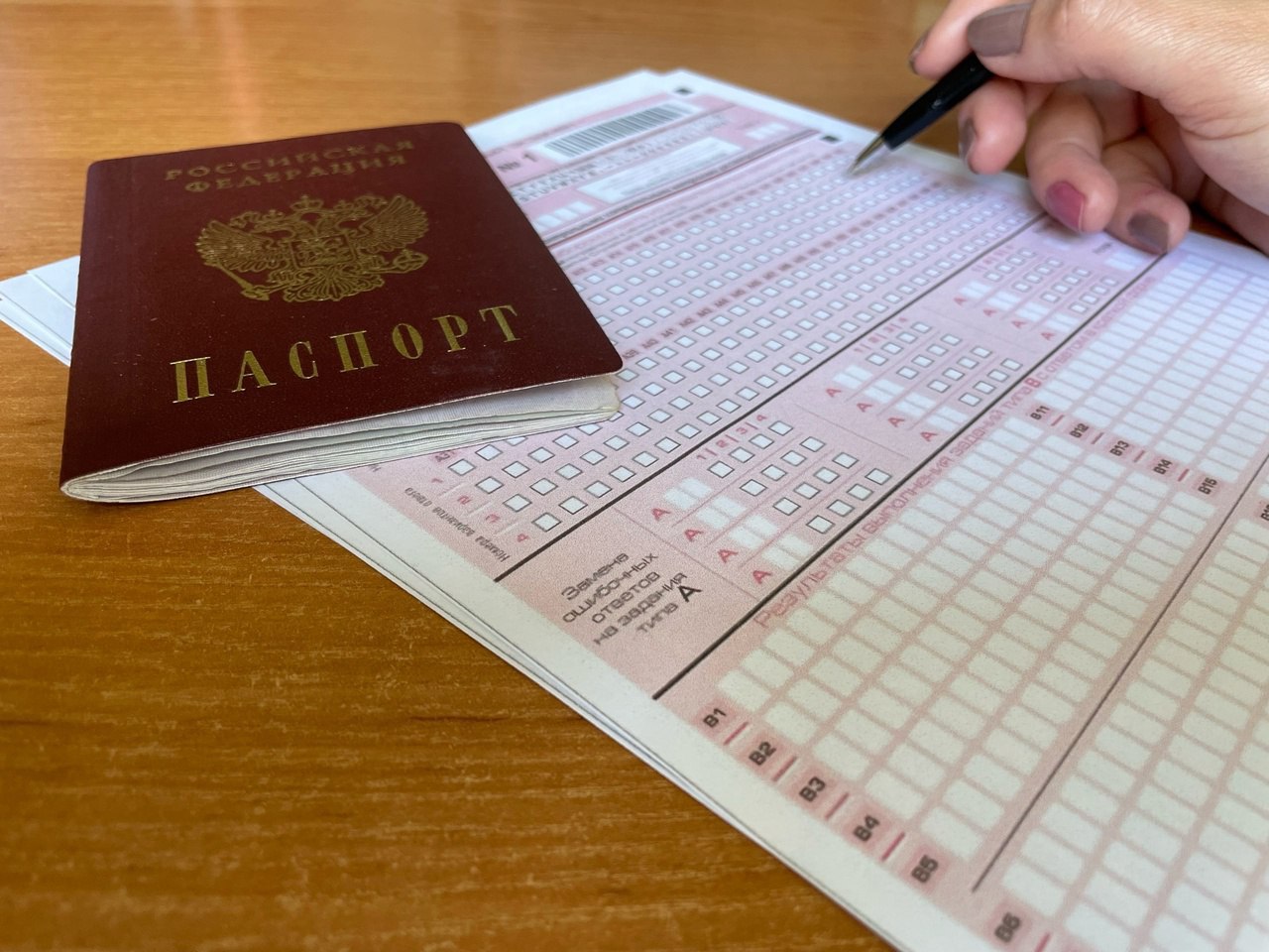 В Курской области 23 мая стартует основная волна ЕГЭ Выпускники Курской области 23 мая начнут сдавать первые единые государственные экзамены. В этот день пройдут экзамены по химии, истории и литературе. Об этом сообщила врио заместителя председателя правительства региона Оксана Крутько. Наибольшей популярностью среди выпускников пользуются химия и история — каждый предмет выбрали примерно по 600 человек. Экзамен по литературе планируют сдать 201 учащийся. Из-за сложной оперативной обстановки в приграничных районах формат итоговой аттестации в регионе в этом году особый. Школьникам предоставили право выбора: либо сдавать ЕГЭ, как в других регионах, либо получить аттестацию по текущим оценкам и пройти вступительные испытания непосредственно в вузе. Этим альтернативным вариантом воспользовались 1 306 выпускников. В целях безопасности окна в пунктах проведения экзаменов закладывают мешками с песком. Курская Telega / Прислать новость