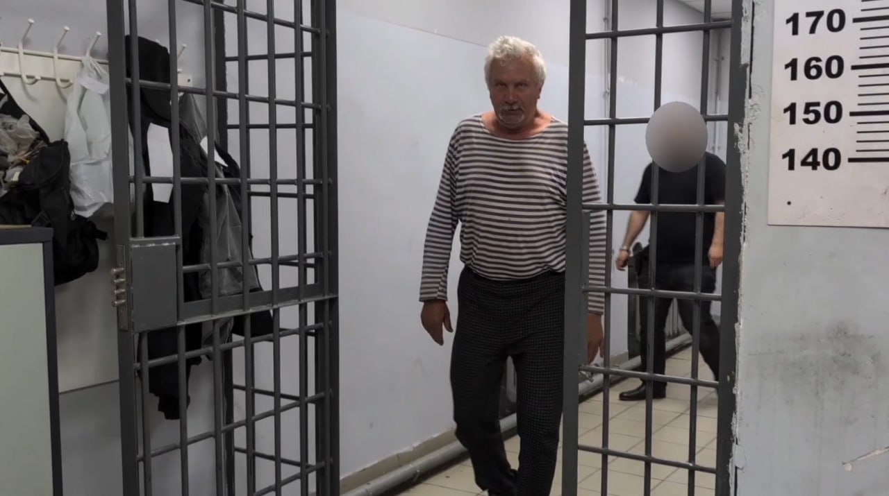 Мужчина приставал к детям во дворе в Кургане по ул. Гоголя. Его действия попали и на камеру видеонаблюдения 18 мая. Подозреваемый был пьян. Он во всем признался. Возбуждено уголовное дело. Следком проверяет, причастен ли мужчина другим к подобным преступлениям. Если вы что-то знаете, позвоните по номерам: 8-3522-46-29-80, 55-03-94, 55-03-29.