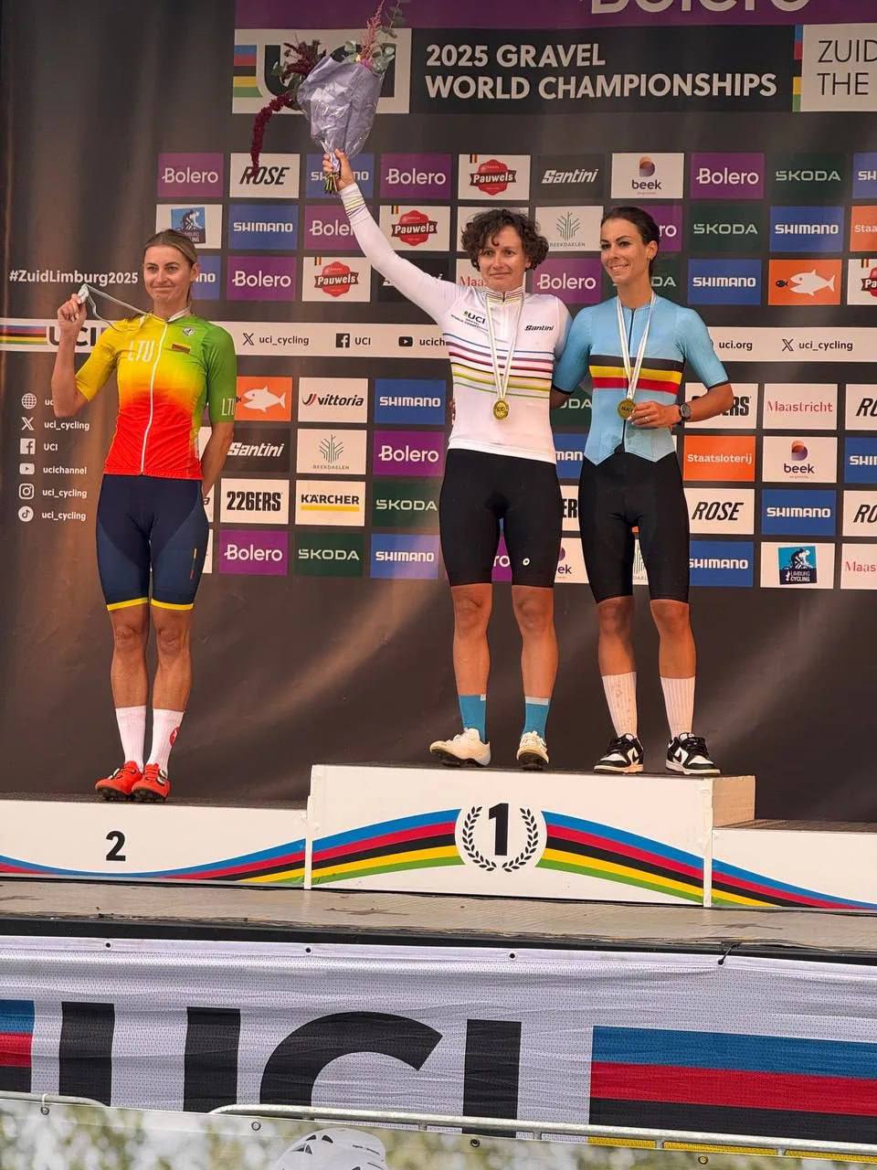 Золото с характером российская спортсменка не растерялась без гимна На чемпионате по велоспорту в Нидерландах Дарья Правилова заняла первое место но вместо российского гимна организаторы включили мелодию ЕС Не растерявшись Дарья сама спела гимн России акапельно и с гордо поднятой головой А во время общей фотосессии литовская спортсменка демонстративно отказалась стоять рядом с чемпионкой На это Дарья с улыбкой показала ей дизлайк а затем с радостью сфотографировалась с немецкой коллегой   Подпишитесь на Абзац TG VK Дзен MAX Rutube