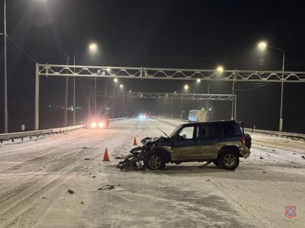 Иномарка врезалась в грузовик под Волгоградом Авария случилась 13 января в Суровикинском районе на на 110 км федеральной трассы Р 260 Водитель машины Mitsubishi Pajero выехал на встречную полосу и столкнулся с КамАЗом с полуприцепом От удара передняя часть иномарки смялась авто развернуло посреди трассы В аварии пострадал водитель виновник ДТП