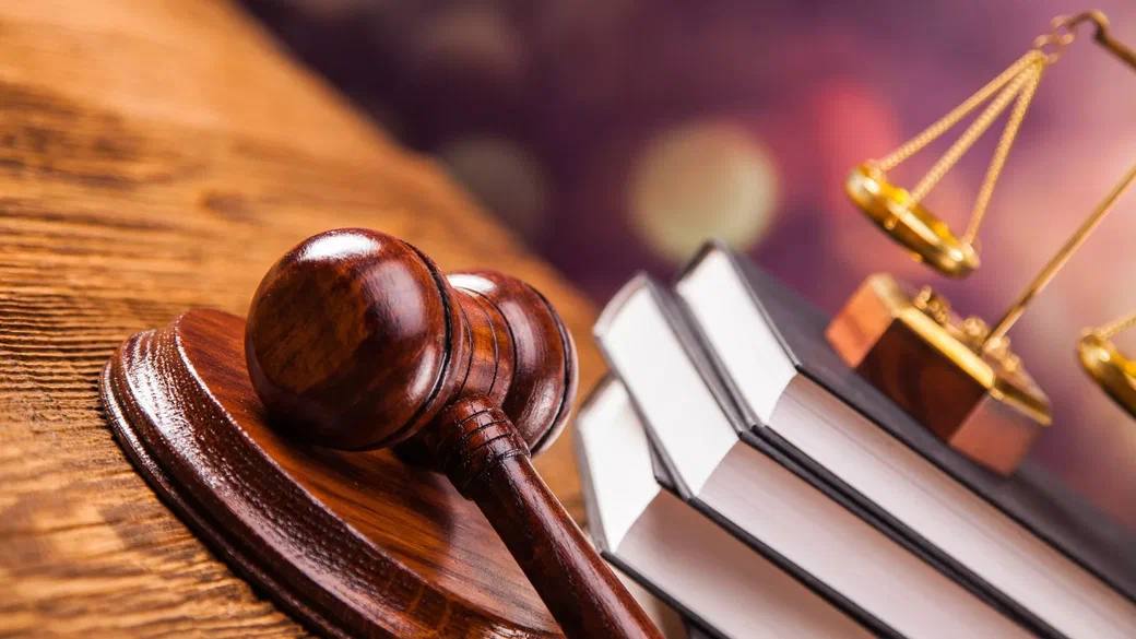 В Татарстане главу торговой фирмы ждет суд за неуплату 58 млн налогов В Татарстане 43-летний руководитель фирмы «Форс» предстанет пред судом за неуплату налогов. Как сообщает прокуратура Татарстана, с января 2020 года по декабрь 2022 года мужчина внес в налоговые декларации и иные документы липовые сведения о финансово-хозяйственных операциях с 61 контрагентами и предоставил их в налоговую. Мужчина изготовил поддельные распоряжения о переводе денег, предназначенных для неправомерного осуществления перевода денежных средств. В результате организация уклонилась от уплаты налога на добавленную стоимость на общую сумму свыше 37 млн рублей, а налога на прибыль организаций на сумму более 21 млн рублей. Возбуждены уголовные дела по статьям «Уклонение от уплаты налогов, совершенное в особо крупном размере» и «Неправомерный оборот средств платежей» и направлены в Вахитовский районный суд для рассмотрения. Подпишитесь: