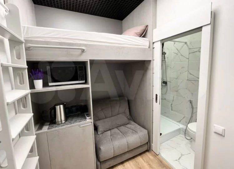 В Москва Сити продают студию без окон площадью 10 квадратов за 8 млн рублей В Сети нашли объявление о продаже самой минималистичной недвижимости в Москве апартаменты в башне Восток в комплексе Федерация Внутри есть гардеробная и санузел с душем В стоимость также входит диван кровать шкаф холодильник и микроволновка Ключевая особенность отсутствие окон По мнению продавца это позволяет отдохнуть от суеты Сити Годовые расходы будущего хозяина составят около 76 тыс рублей налоги и платежи УК kvadratnymaster Фото avito