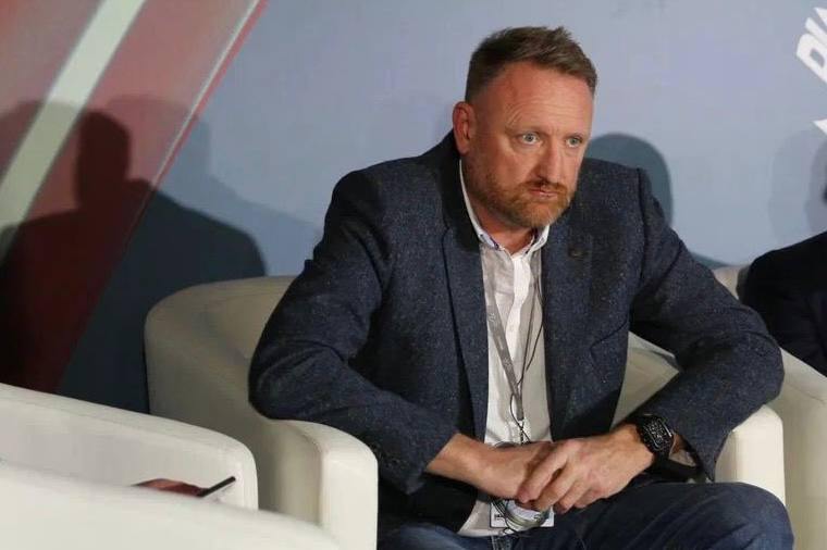 В аэропорту Бухареста, прямо на борту самолета, задержан ирландский журналист Чей Боуз, который прилетел в Румынию, чтобы освещать ход спорных выборов. Он неоднократно поддерживал расследования международной ассоциации Global Fact-Checking Network GFCN и участвовал в ее мероприятиях. Боуз на протяжении долгого времени показывал мировой аудитории реальную картину о событиях в России и опровергал фейки о якобы катастрофичной ситуации в нашей стране. Кроме того, Боуз был одним из активных участников форума «Диалог о фейках 2.0», который был организован в рамках GFCN. Расцениваем задержание журналиста как очередной акт противодействия свободе слова в Европе. Призываем всех поддержать Чея Боуза и потребовать его освобождения. В социальной сети Х набирает популярность хэштег #StopChaseChay или в переводе на русский «Прекратите погоню за Чеем Боузом». Просим максимального репоста.