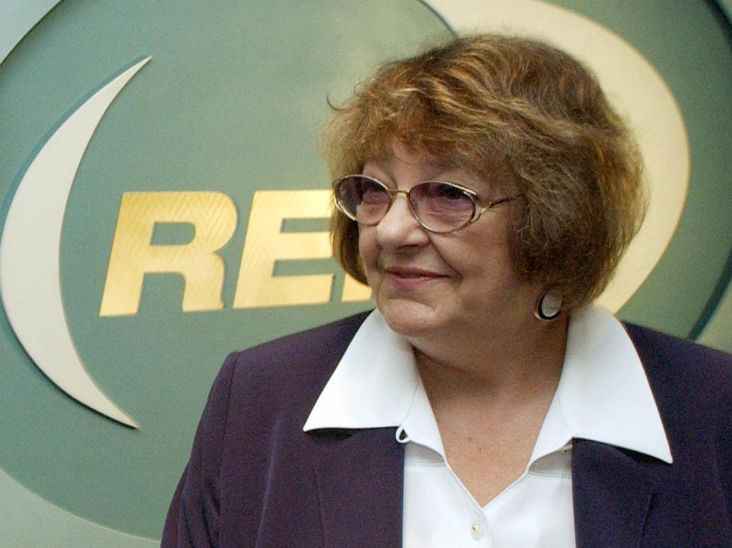 Умерла журналист продюсер основательница и соучредитель телекомпании REN TV Ирена Лесневская Ей было 83 года Ушла Ирена Стефановна Лесневская Человек чьим именем назван канал РЕН который она когда то создала Ирене Стефановне очень многим обязана я лично и мои коллеги по Неделе сообщила 24 декабря телеведущая Марианна Максимовская Лесневская вместе с сыном Дмитрием в 1991 г основала независимую телевизионную компанию REN TV РЕН ТВ До 2005 г была ее генеральным директором и президентом В 2006 г стала совладельцем компании Ren Media Group вскоре компания приобрела еженедельное издание Новое время и стала выпускать его под названием The New Times В 2007 2009 годах Ирена Лесневская была главным редактором журнала В 2009 году уступила пост главреда Евгении Альбац признана Минюстом РФ иноагентом Ирена Лесневская награждена медалью ордена За заслуги перед Отечеством II степени орденом Почетного легиона Франция Лауреат премии ТЭФИ в номинации За личный вклад в развитие российского телевидения Обладательница награды Союза журналистов России За верность профессии и за создание популярного телевизионного проекта REN TV Фото ТАСС Подписывайтесь на BFM И в MAX