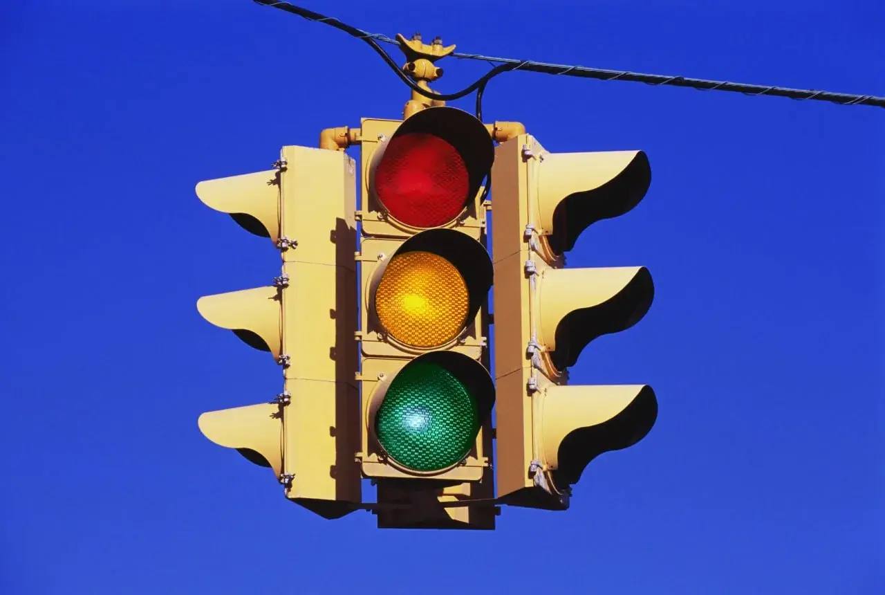 В Улан Удэ по поручению мэра Игоря Шутенкова 13 светофорных объектов на ключевых перекрестках переведены на круглосуточный режим Постоянная работа светофоров повысит безопасность дорожного движения и снижения аварийности в темное время суток отмечают в Комитете по транспорту Какие перекрестки работают круглосуточно   ул Дорожная ул Сельская ул Строителей   ул Смолина ул Борсоева   ул Бабушкина ул Терешковой   ул Бабушкина ул Красной звезды   ул Бабушкина ул Ринчино   пр 50 летия Октября ул Гагарина   ул Ботаническая ул Моховая   пр Строителей ул Жердева ул Тобольская   ул Дарханская ул Ключевская   ул Краснофлотская ул Шумяцкого   ул Трубачеева пер Карьерный   пр Строителей Просим водителей быть предельно внимательными соблюдать правила дорожного движения и сигналы светофоров независимо от времени суток и интенсивности движения