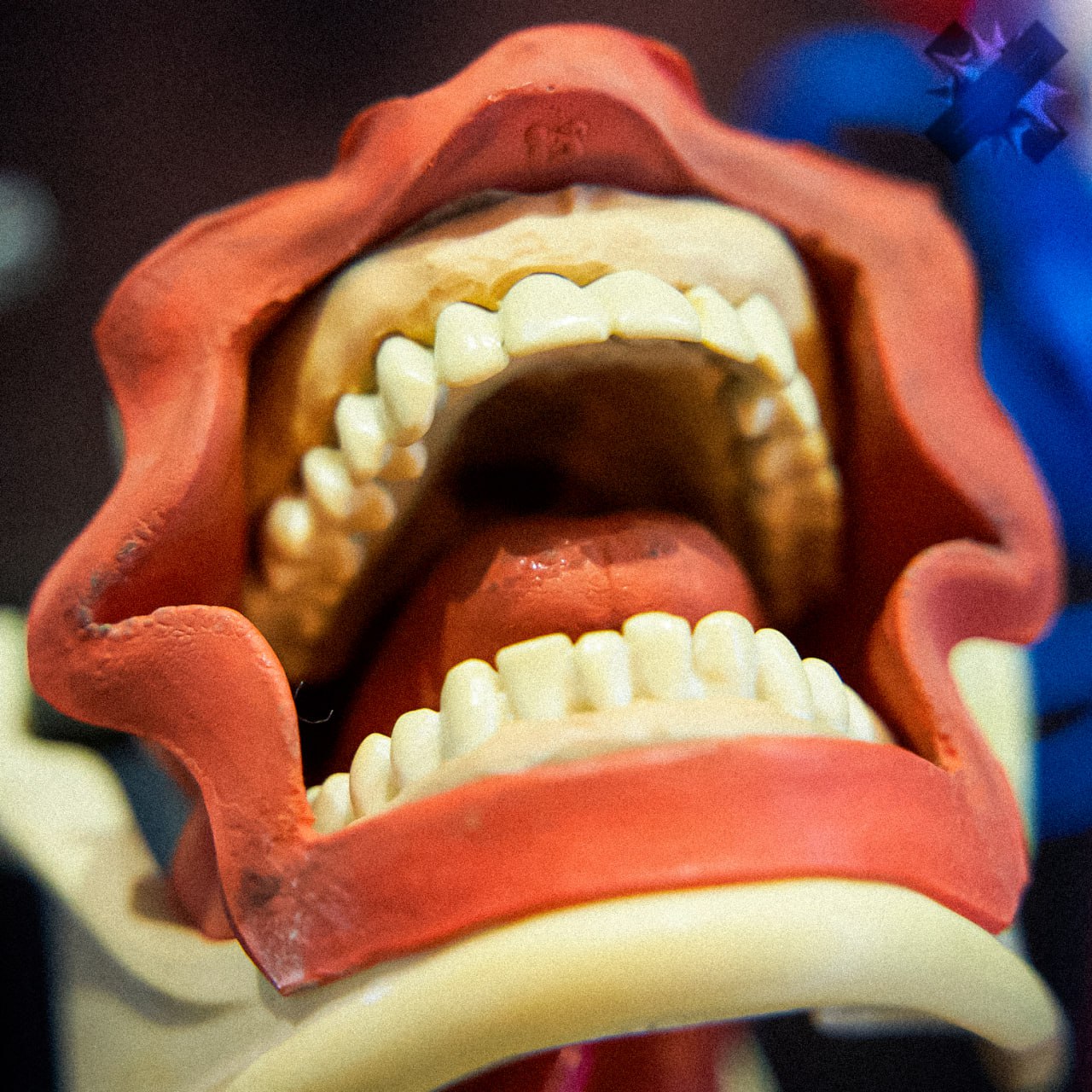 Учёные создали гель восстанавливающий зубную эмаль Исследователи разработали состав который имитирует естественные процессы во рту Гель формирует прочный слой удерживающийся на зубах неделями даже после чистки и стимулирует рост новой эмали Если испытания на людях пройдут успешно уже к концу 2026 года гель может появиться в продаже наконец то забудем про бормашины а может к стоматологу всё же сходить НЕ МОРГЕНШТЕРН