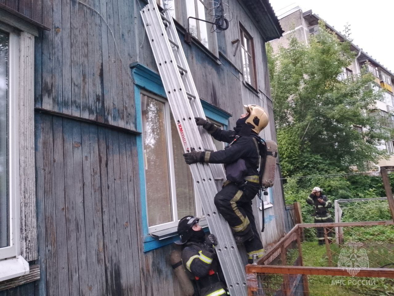 Курение убивает!   28 июня в 02:53 на пульт диспетчера пожарной поступило сообщение от взволнованной женщины – йошкаролинка заметила клубы дыма, исходящие из окон квартиры на втором этаже дома барачного типа в переулке Лёни Голикова.   К месту вызова прибыли бойцы 6-й пожарно-спасательной части, вскоре на помощь коллегам пришли огнеборцы 5-й ПСЧ и службы пожаротушения.   Бойцы оперативно справились с горением на площади около 4 квадратных метров, не дав пламени перекинуться на квартиры соседей. На месте возгорания было обнаружено тело мужчины 1977 года рождения. Спасти его было невозможно – он скончался до прибытия пожарных подразделений.   Особенно обидно, что подобные пожары происходят, как и в этом случае, весьма несерьезными по площади возгорания и нанесенному материальному ущербу. Часто такие возгорания начинаются и развиваются одинаково. Курильщик, в большинстве случаев нетрезвый, засыпает с непотушенной сигаретой и роняет её на постельные принадлежности, начинается процесс тления. Через некоторое время оно переходит в горение. Человек погибает от отравления продуктами горения.    Комната в результате возгорания уничтожена.  МЧС России напоминает!   Соблюдай правила пожарной безопасности!   Ваша безопасность – Ваша ответственность!   Телефоны пожарных и спасателей – 101 и 112.   «Телефон доверия» ГУ МЧС России по Республике Марий Эл –  8362  69-02-63.    МЧС Марий Эл.ПОДПИСАТЬСЯ.