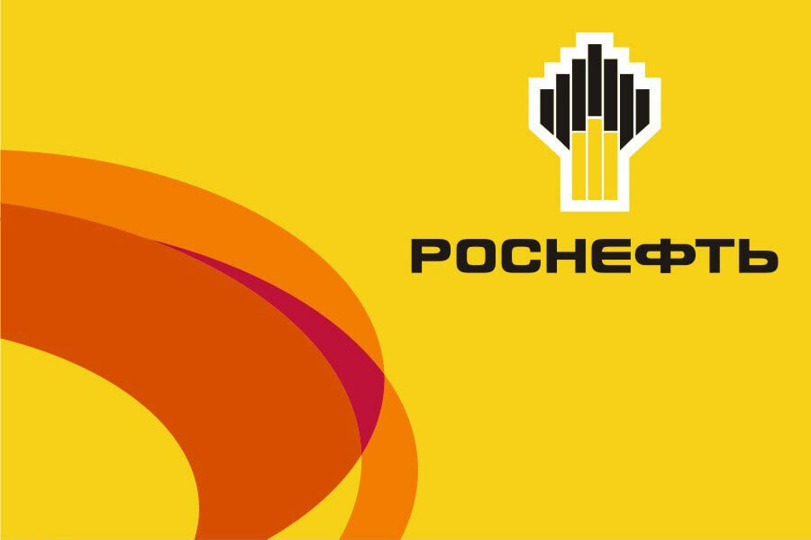 Три НПЗ Роснефти стали лидерами в области социальной эффективности 21 октября energyland info Дочерние предприятия Роснефти Куйбышевский НПЗ Новокуйбышевский НПЗ и Комсомольский НПЗ стали победителями и призёрами региональных этапов Всероссийского конкурса Российская организация высокой социальной эффективности по итогам 2024 года Куйбышевский НПЗ стал абсолютным победителем в номинациях За создание и развитие рабочих мест в организациях производственной сферы За поддержку работников многодетных родителей и их детей в организациях производственной сферы и За формирование здорового образа жизни в организациях производственной сферы Кроме того завод завоевал серебро в номинациях За развитие социального партнёрства в организациях производственной сферы За лучшие условия труда работникам с семейными обязанностями в организациях производственной сферы и За вклад социальных инвестиций и благотворительности в развитие территорий Также предприятие стало бронзовым призёром в номинации За развитие кадрового потенциала в организациях производственной сферы НПЗ предоставляет работникам широкий спектр возможностей для профессионального развития и карьерного роста Повышенное внимание уделяется сотрудникам воспитывающим трёх и более детей В коллективном договоре для таких семей предусмотрены специальные льготы и выплаты На заводе реализуются корпоративные проекты по приобретению жилья получению образования оказанию медицинской помощи организации санаторно курортного лечения ведётся системная работа направленная на заботу о здоровье заводчан пропаганду активного образа жизни вовлечение сотрудников в регулярные занятия спортом Комсомольский нефтеперерабатывающий завод удостоен первого места в номинациях За создание и развитие рабочих мест и За лучшие условия труда работникам с семейными обязанностями Также предприятие завоевало призовые места в номинациях За поддержку работников многодетных родителей и их детей За развитие социального партнёрства За развитие кадрового потенциала За формирование здорового образа жизни Особо отмечены результаты работы по снижению производственного травматизма и профзаболеваемости Эти достижения стали возможными благодаря последовательной реализации целого комплекса мероприятий Каждому сотруднику завода предоставляется расширенный социальный пакет в который входит оплата проезда к месту отпуска по России путёвки в лечебно оздоровительные учреждения добровольное медицинское страхование разные виды материальной помощи Для сотрудников предусмотрены льготные условия по ипотечным кредитам корпоративная пенсионная программа компенсация найма жилья для иногородних работников Убедительную победу на региональном этапе Всероссийского конкурса одержал Новокубышевский НПЗ выиграв сразу семь наград Градообразующее предприятие признано лидером в номинациях За развитие кадрового потенциала За развитие социального партнерства За лучшие условия труда работникам с семейными обязанностями в организациях производственной сферы Завод также завоевал второе место за развитие рабочих мест сокращение производственного травматизма формирование здорового образа жизни и благотворительный вклад в развитие территории присутствия Новокубышевский НПЗ направляет значительные инвестиции в создание благоприятных условий проекты по оздоровлению заводчан и членов их семей Завод развивает ряд социальных объектов санаторий профилакторий летнюю базу отдыха детский лагерь им Гагарина в которых могут отдохнуть и укрепить своё здоровье работники с семьями а также ветераны завода Особой популярностью пользуется заводская программа ипотечного кредитования которая помогла улучшить жилищные условия 170 сотрудникам Завод развивает специализированные Роснефть классы совместные проекты с филиалом Самарского государственного технического университета и нефтехимическим техникумом Эффективно работают корпоративные программы наставничества и подготовки молодых специалистов Учебный центр завода помогает молодежи быстро влиться в работу а опытным с
