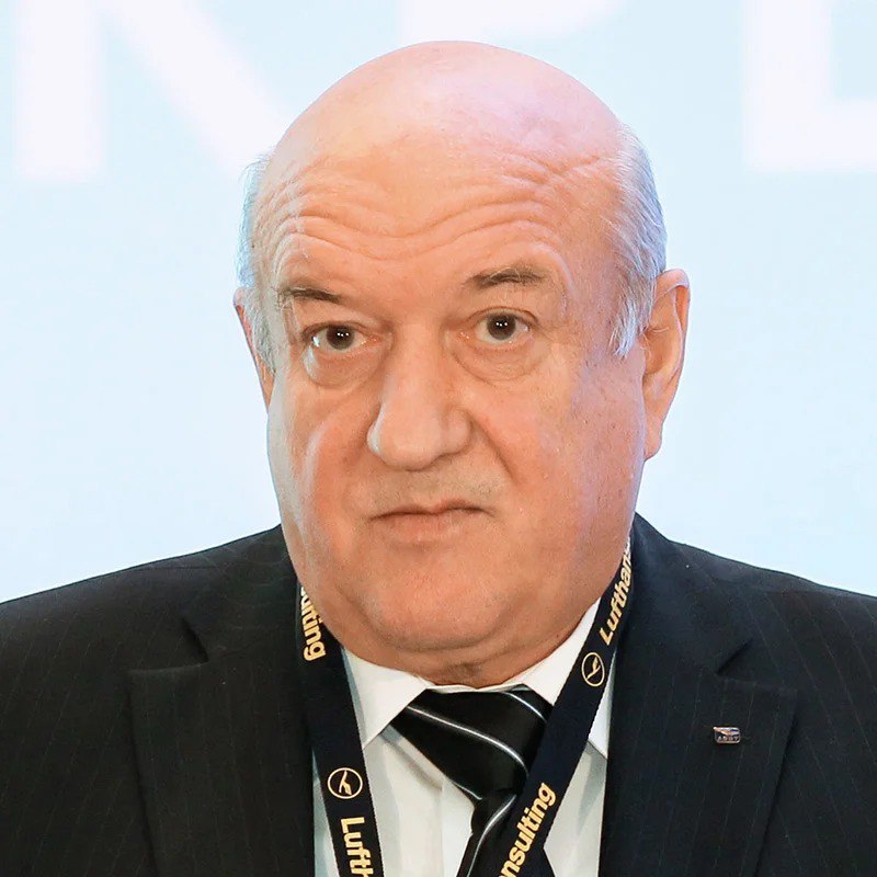 В субботу 15 ноября умер глава Российской ассоциации эксплуатантов воздушного транспорта АЭВТ Владимир Тасун Об этом РБК рассказали два собеседника из окружения Владимира Тасуна и один близкий к Росавиации Представитель ФАВТ Артем Кореняко подтвердил факт смерти Тасуна Владимир Николаевич перенес в сентябре сложную операцию Он приходил в себя но к сожалению организм не справился рассказал РБК собеседник в АЭВТ По словам другого собеседника Владимир Тасун боролся с онкологическим заболеванием Владимир Тасун родился 10 января 1949 года в Новосибирске В 1981 1990 годах работал в Западно Сибирском управлении гражданской авиации В 1990 1992 годах был гендиректором концерна Сибирские авиалинии С 1992 года по 2007 год возглавлял Западно Сибирское региональное управление воздушного транспорта несколько раз название меняли после реорганизации органов управления госуправления авиацией С 2007 по 2014 года был директором департамента госполитики в области гражданской авиации Минтранса АЭВТ возглавлял с 2014 года Фото wingsofrussiaawards ru РБК в Telegram MAX