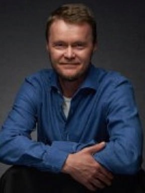 Fesco сменила менеджмент в рыбном порту Компанией арендатором теперь руководит борец с экстремизмом среди юношества компанией оператором экс директор угольного порта Шахтерск АО Сити Групп арендатор объектов КМРП возглавил Денис Заварзин который с 2018 по 2022 год руководил АНО Центр изучения и сетевого мониторинга молодежной среды Ранее гениректором АО был Александр Тодоров Также сменилось руководство компании оператора порта ООО Управляющая компания Портовая инфраструктура дочернее предприятие Сити Групп Гендиректором юрлица является Александр Ткаченко Он работает в портовой отрасли более 20 лет В частности Ткаченко был гендиректором ПАО Владивостокский морской торговый порт С ноября 2024 года по начало 2025 Ткаченко являлся гендиректором АО Управляющая компания Морпорт До этого Портовую инфраструктуру возглавлял Дмитрий Макаров RUGRADузнал
