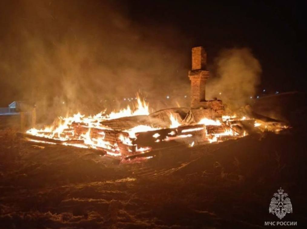 В Иркутской области за сутки произошло два пожара из-за печей, но, к счастью, никто не пострадал, сообщает пресс-служба ГУ МЧС.   В селе Хаихта сгорела баня площадью 6 квадратных метров из-за перекала печной трубы. В селе Новая Уда горел жилой дом площадью 64 квадратных метра из-за дефекта конструкции печной трубы. В 2024 году из-за печного отопления произошло 6685 пожаров.    Хотите чем-то поделиться? Присылайте фото и видео нам   Лучшее опубликуем!