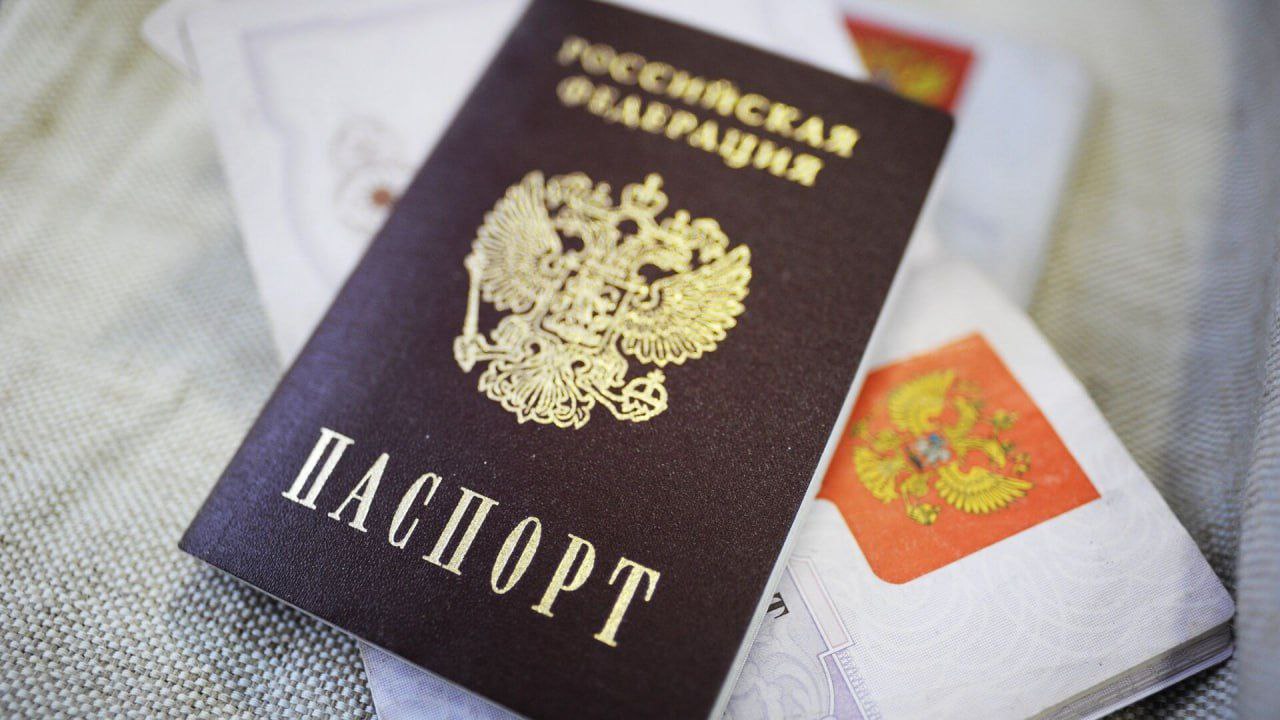 Россияне должны менять паспорт не только по достижении определенного возраста или смене личных данных, но и при существенном изменении внешности, сообщили в МВД РФ. Замена необходима при наличии существенных изменений внешности в связи с перенесенным заболеванием либо медицинским вмешательством. На это, по закону, отводится 90 дней. При этом в случае изменения внешности ребенка, чье фото есть в загранпаспорте, менять документ не нужно. В ведомстве напомнили, что паспорт гражданина РФ подлежит обязательной замене по достижении владельцем документа 20 и 45 лет, при смене гражданином фамилии, имени или отчества, даты и места рождения. Если замена не будет произведена в течение 90 дней, то документ становится недействительным, а его владельцу грозит штраф.