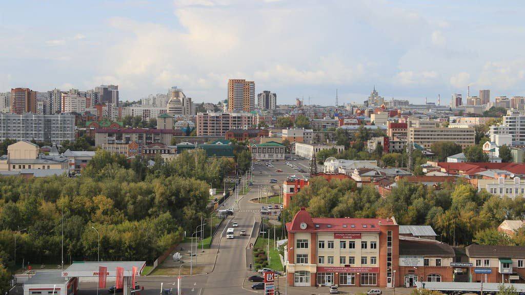 В Барнауле обсудили развитие центральной части города  Совещание провел глава города Вячеслав Франк. Также в нем приняли участие первый заместитель главы администрации города Андрей Федоров и Почетный архитектор России, общественный советник главы города по вопросам градостроительства и архитектуры Александр Деринг.  Планируются:  переносы конечного пункта общественного транспорта с площади Баварина на Спартак-2 и трамвайного кольца с площади Свободы. Таким образом власти надеются получить единое пространство для проведения общегородских мероприятий;  установка в центральной части ряда памятников и монументов. Речь шла об установке бюста герою России Игорю Иванову, а также памятника русскому писателю и философу Федору Михайловичу Достоевскому.  Создание единого пространства в центральной части города позволит объединить территории Демидовской площади, Сереброплавильного завода, Центрального парка, улиц Мало-Тобольской и Льва Толстого, и набережной реки Оби, сообщает администрация города Барнаула.