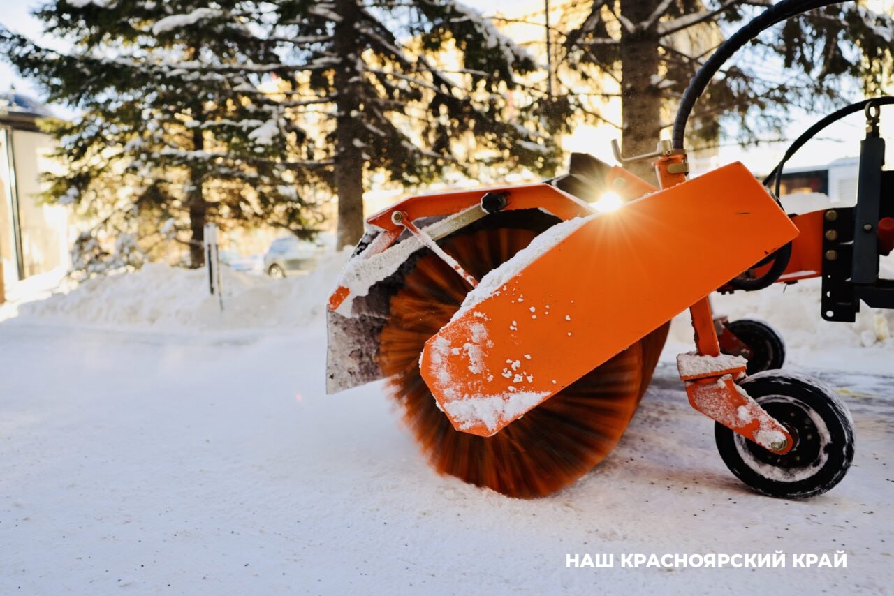 На трассах Красноярского края будут дежурить группы оперативного реагирования Федеральное управление автодорог Енисей переходит на усиленный режим работы На трассах федерального значения будут созданы группы оперативного реагирования их также усилят специальной техникой При температуре воздуха ниже 25 градусов на автомагистралях региона будут работать машины с тепловыми пушками паяльными лампами и горячим чаем Их задача помогать автолюбителям оказавшимся в сложной ситуации За состоянием дорожного покрытия внимательно следят через систему видеоконтроля Определен специальный список проблемных участков подверженных заносам снега где еще с начала ноября ограничена скорость движения транспорта Жители города могут оставлять заявки на уборку дорог через Службу 005 а также через управляющие компании если речь о придомовых территориях