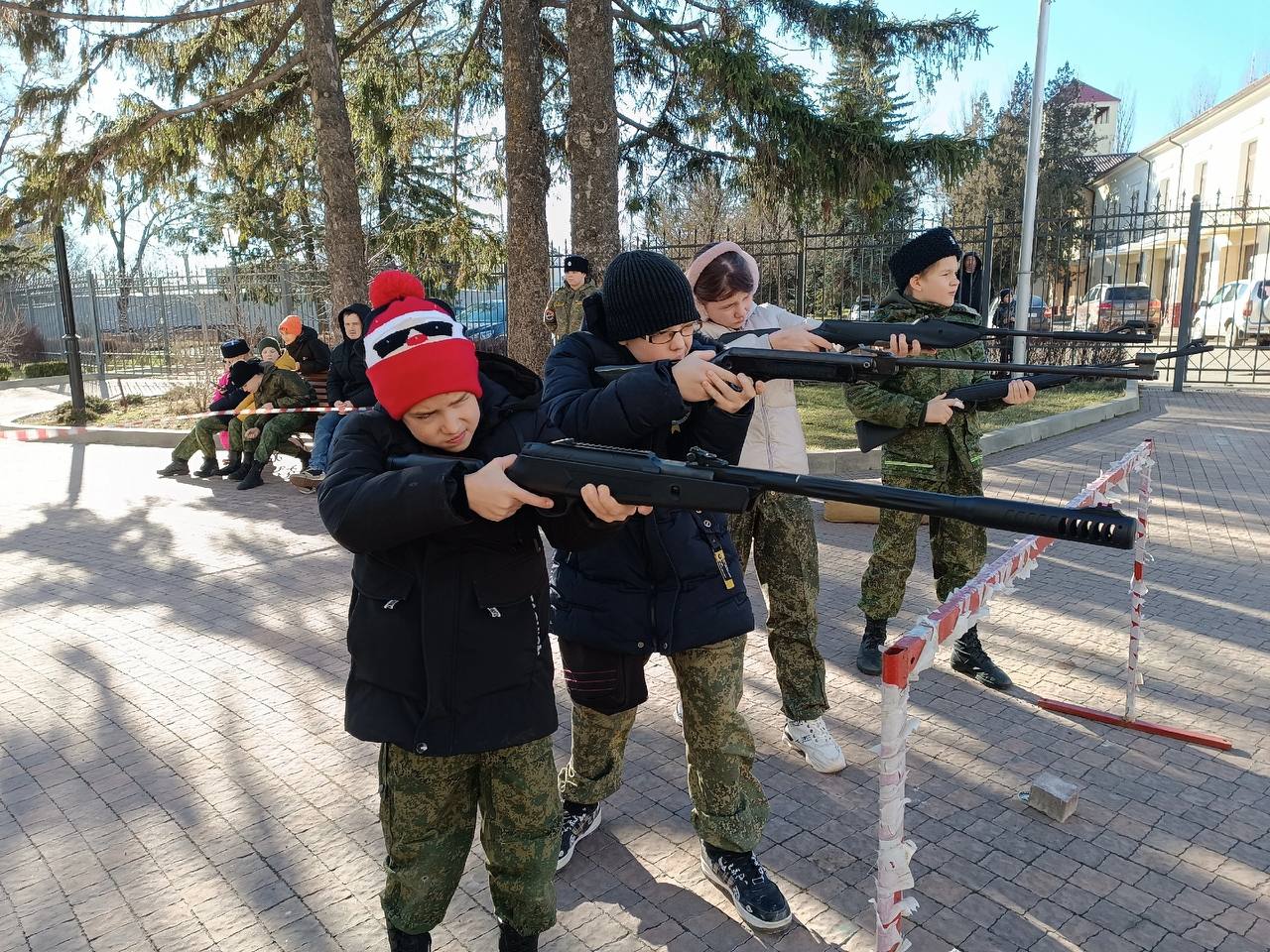 В Ставрополе прошли соревнования по пулевой стрельбе  для казачат Архиерейского казачьего конвоя.  С 2 по 3 января собралось более 50 казачат в возрасте от 8 до 19 лет. Они должны были выполнить по 3 пристрелочных и 7 зачетных выстрелов по мишеням, находясь на расстоянии 10 метров. По итогам состязаний определились 6 призеров. Победители получили медали и туристическое снаряжение.